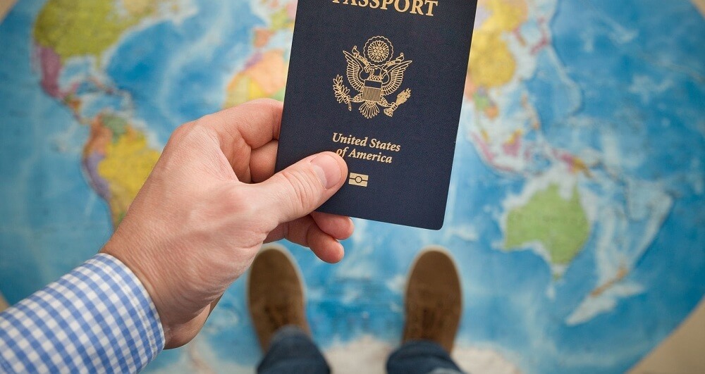 Giấy tờ tùy thân và hộ chiếu 